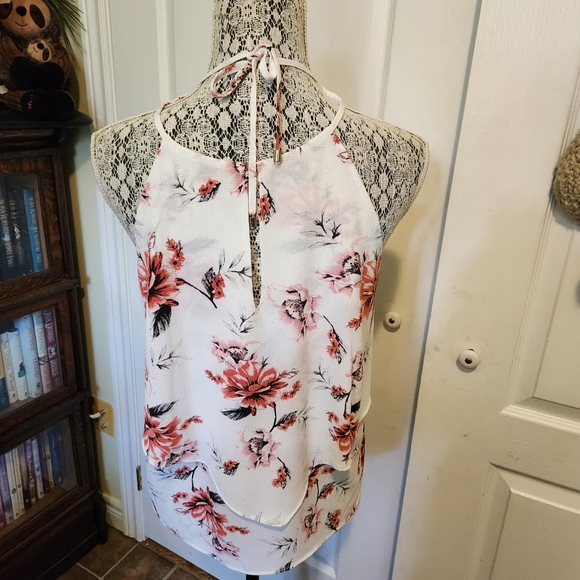 Ladies Medium Suzy Shier White Floral blouse - Picture 3 of 8